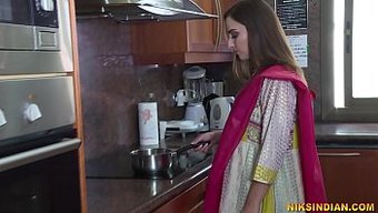 Büyük Yarak Ve Büyük Göğüslü Milf, Devar Ji Ile Anal Seksin Tadını Çıkarıyor