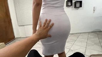 Üvey Anne Üvey Oğluna Dolgun Latin Poposuyla Twerk Sanatını Öğretiyor
