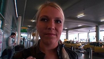 Bu Çek Kız, Bir Dolar Için Her Şeye Iyi - Babes