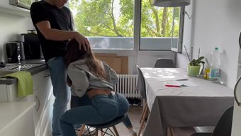 Ateşli Hatun Mutfakta Ev Arkadaşı Tarafından Sikerken