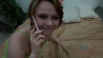 Amatör Genç (18+) Erkek Arkadaşıyla Telefonda Yaramazlık Yapıyor