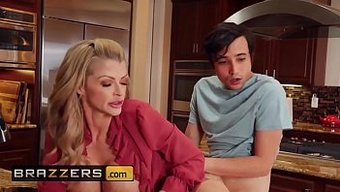 Joslyn James, Mutfakta Büyük Bir Yarrağın Amını Dolduruyor