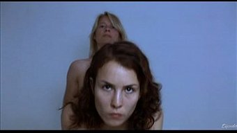 Danimarkalı Porno Yıldızı Trina Dyrholm Kayışlı Bir Yarakla Sikişiyor