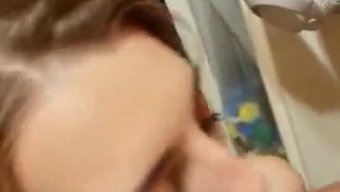 Genç Kız Ilk Oral Seksini Yaşlı Bir Adama Veriyor