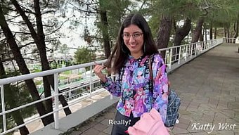 Göz Alıcı Genç Kız, Açık Havada Pov Seksin Tadını Çıkarıyor Ve Gözlüklerine Boşalıyor