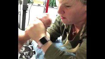 Karısı Pov Videosunda Derin Boğaz Sakso Çekiyor Ve Yüzünü Yutuyor