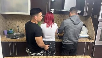 Amatör Karısı, Ev Yapımı Porno Çekerken Kocasının Arkadaşı Tarafından Poposundan Yakalanıyor