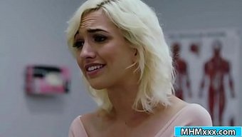 Göğüslü Bebek Elsa Jean Sakso Çekiyor Ve Oral Zevk Alıyor