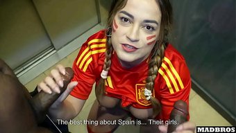 Mükemmel Kalçalı Futbolcu Hatun Için Çift Giriş.