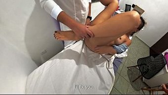 Muayene Masasında Beni Izle, Doktorum Çok Ileri Gidiyor.