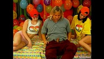Genç 18+ Üçlüsü, Retro Bir Videoda Klasik Bir Oral Seks Yapıyor