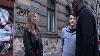 Genç Esmer Luca Bella Sakso Çekiyor Ve Sıkı Amını Siktiriyor