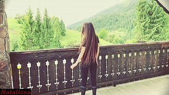 Genç Natalissa, Yoga Sırasında Üvey Erkek Kardeşinden Bir Creampie Alıyor