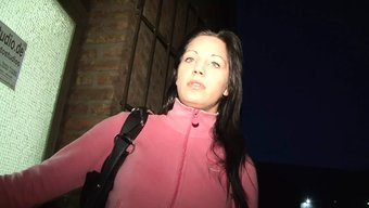 Esmer Kız Kendini Bir Dildo Ile Tatmin Ediyor