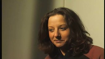 Avrupalı Genç Adelyn Rose, Retro Bir Videoda Vücudunu Sergiliyor.