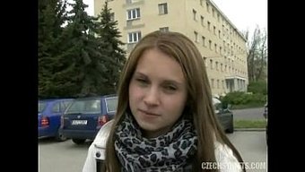 Veronica'Nın Çek Cumhuriyeti'Nde Halka Açık Sakso Çekmesi
