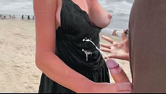 Bir Kızın Sahilde Mastürbasyon Yapacağına Dair Iddiaya Girildi Ve O Da Bunu Yaptı.