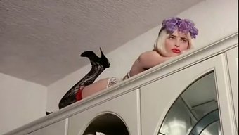 Bu Vintage Porno Videosunda Sıcak Bir Uzaylıyla Seks Yaparken Izleyin