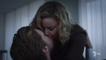 Abbie Cornish'In 1. Sezon 1. Bölümdeki Çıplak Ve Öpüşme Sahneleri