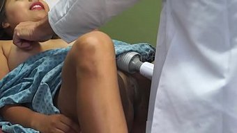 Jinekolojik Muayene, Yakın Çekim Videoda Kadının Boşalmasıyla Sonuçlanıyor