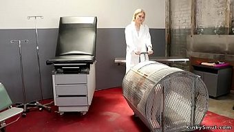 Sarışın Lezbiyen Çift, Bdsm Bükülmesiyle Anal Oyunu Keşfediyor