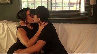 A B Özgeçmişini Bir Milf'E Gönderir, Ya Onu Siker Ya Da Dışarıdadır.