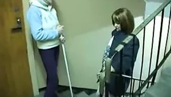Olgun Lezbiyenler Kanepe Üzerinde Sıcak Seksin Tadını Çıkarıyorlar
