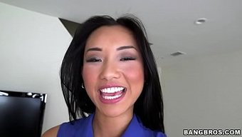 Asyalı Genç Alina Li, Olgun Bir Adamdan Ağzında Büyük Bir Yarrağın Tadını Çıkarıyor