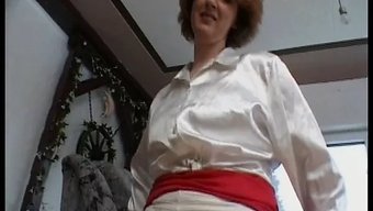Büyük Popolu Alman Milf, Mumla Orgazm Olmak Için Kendini Yumrukluyor