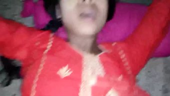 Boşalmaya Aç Genç Kontrolü Ele Alır Ve Sert Bir Şekilde Becerilir