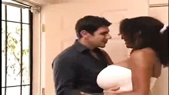 Büyük Doğal Göğüslü Milf, Büyük Siyah Yarakla Sert Seks Yapıyor