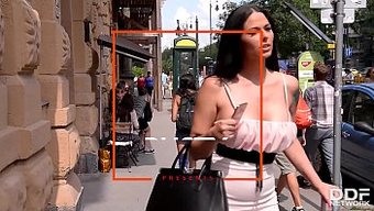 Büyük Göğüslü Bebek Simony Diamond, Dedektifler Tarafından Çift Penetrasyona Uğruyor