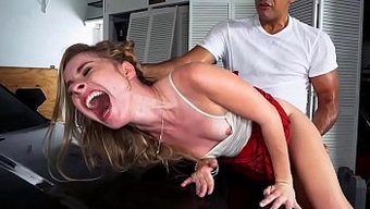 Lilly Ford, Babasının Oto Teknisyeniyle Cinsel Bir Ilişkiye Giriyor.