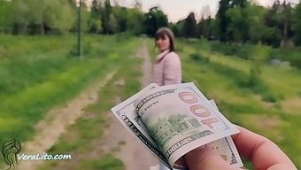 Esmer Genç, Dışarıda Arkadan Para Alıyor Ve Yarrağı Emiyor