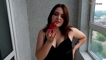 Kıvrımlı Femdom, Boynuzlu Adamın Kelepçeli Penisini Mastürbasyon Talimatıyla Kışkırtıyor