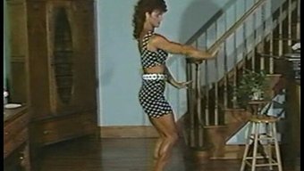 Joanne Mccartney, Beyaz Ve Siyah Iki Parçalı Mayo Ile Evde