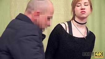Rus Genç Alice Klay, Kredi Tahsildarının Sikini Yüksek Çözünürlükte Emiyor Ve Üzerinde Sürüyor