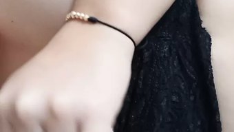 Büyük Göğüslü Bebek Pantolon Çorabında Kendini Tatmin Ediyor