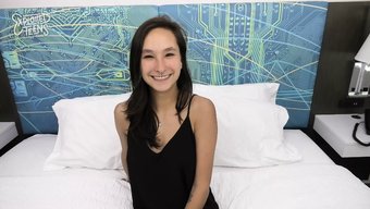 Amatör Genç (18+), Tüylü Amına Büyük Bir Yarak Alıyor