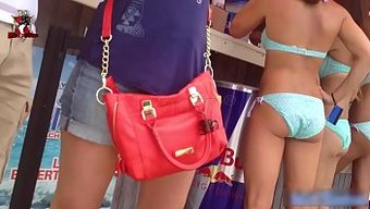 Plajda Bikinili Milf'Ler - Sıcak Ve Azgın