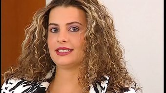 Gerçek Alman Tatlıları Yeteneklerini Sıcak Bir Lezbiyen Videosunda Sergiliyorlar