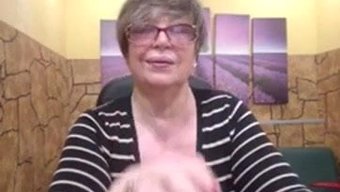Olgun Milf, Duygusal Bir Şekilde Kendini Tatmin Ediyor