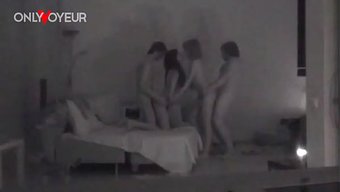 Zayıf Swinger'Lar Tatilde Ateşli Bir Dörtlüde Sikişiyor.
