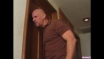 Rod Fontana'Nın Üvey Kızı, Büyük Yarrağıyla Göt Deliğini Genişletiyor