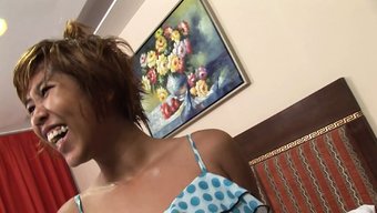 Beyaz Bir Adam Ve Seksi Bir Taylandlı Fahişe Unutulmaz Bir Deneyim Yaşıyor