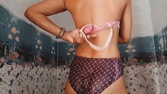 Milf Bhabhi'Nin Büyük Göğüsleri Ve Anal Oyunuyla Banyo Zamanı