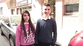 Genç Kız Bir Dildo Ile Anal Oyunun Zevklerini Keşfediyor