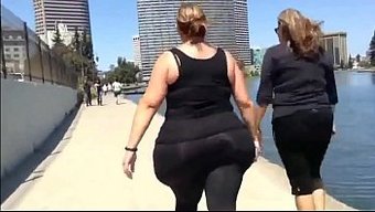 Büyük Göğüslü Mistress, Itaatkar Kölesini Güzel Şişman Kadınlar Müzik Videosunda Domine Ediyor