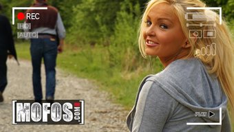 Jenna Lovely'Nin Yürüyüş Yaparken Bir Yabancıyla Tanışma Şansı Var Ve Ona Halka Açık Bir Yerde Oral Seks Yapıyor.