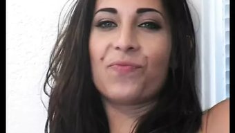 Bu Pov Videosunda, Büyük Yarak, Kahverengi Saçlı Bir Porno Yıldızı Tarafından Emilir Ve Sikişir